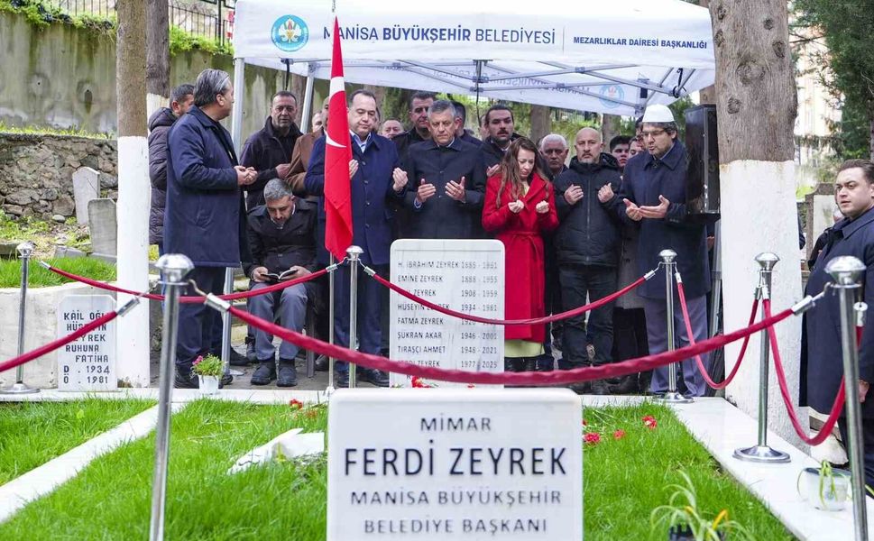 CHP Genel Başkanı Özel, memleketinde kabir ziyaretlerinde bulundu