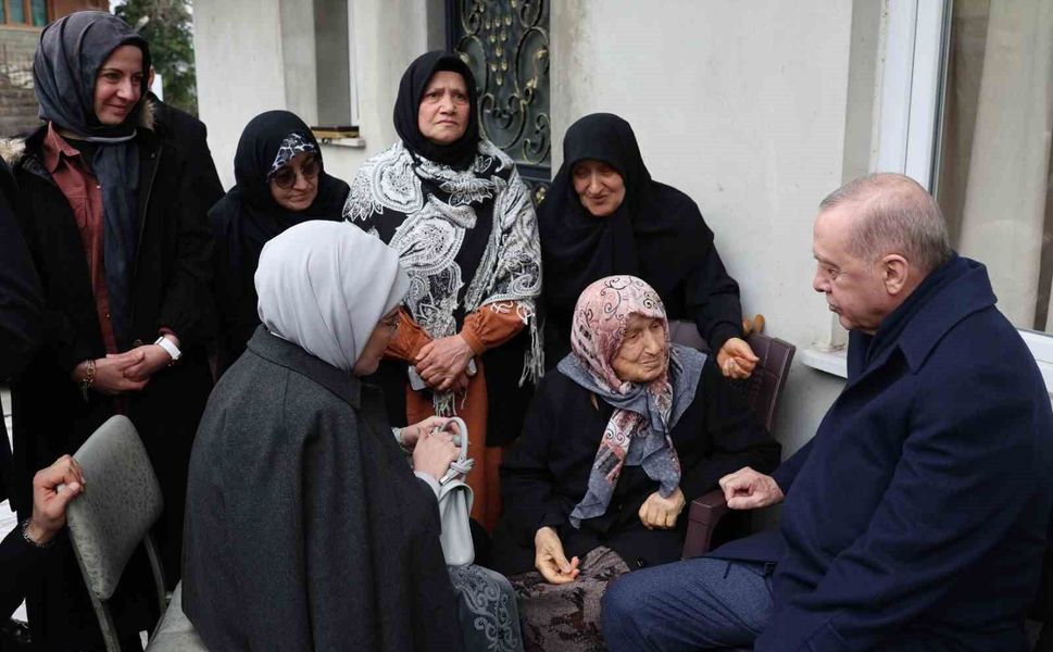 Cumhurbaşkanı Erdoğan, Rize'de komşularıyla bayramlaştı