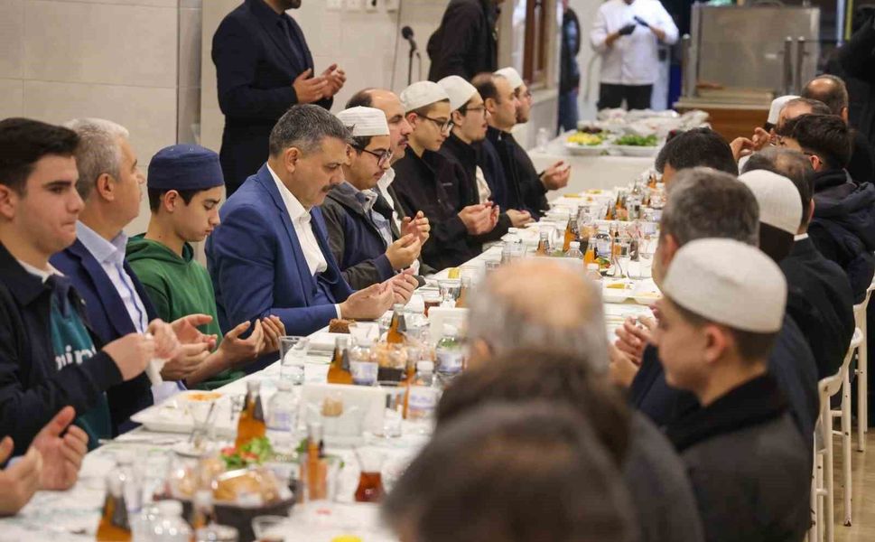 İçişleri Bakanı Mustafa Çiftçi, Kur'an kursu öğrencileriyle sahur yaptı