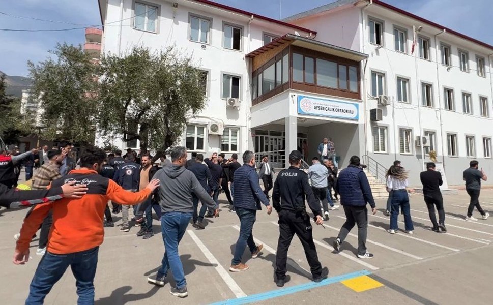 Emniyet Genel Müdürlüğü: 'Şanlıurfa'da okula silahlı saldırı olayına ilişkin 16 şüpheli gözaltına alındı'