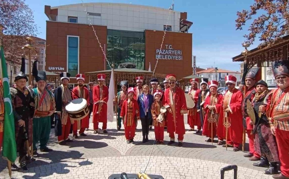 AK Parti'li belediyeden CHP'li vekillere mehterli gönderme