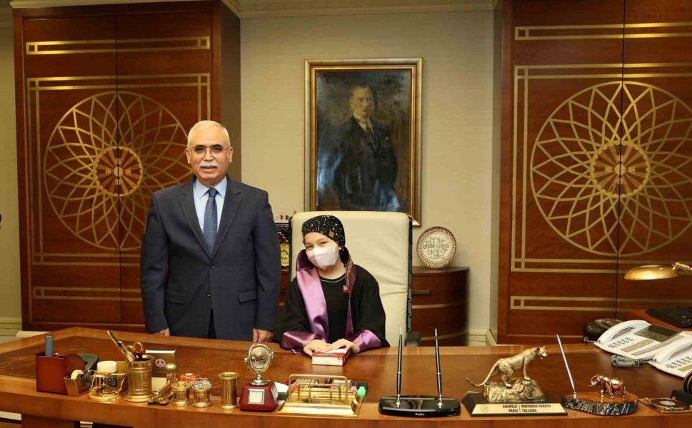 AYM Başkanı Özkaya, lösemi tedavisi gören çocukları misafir etti