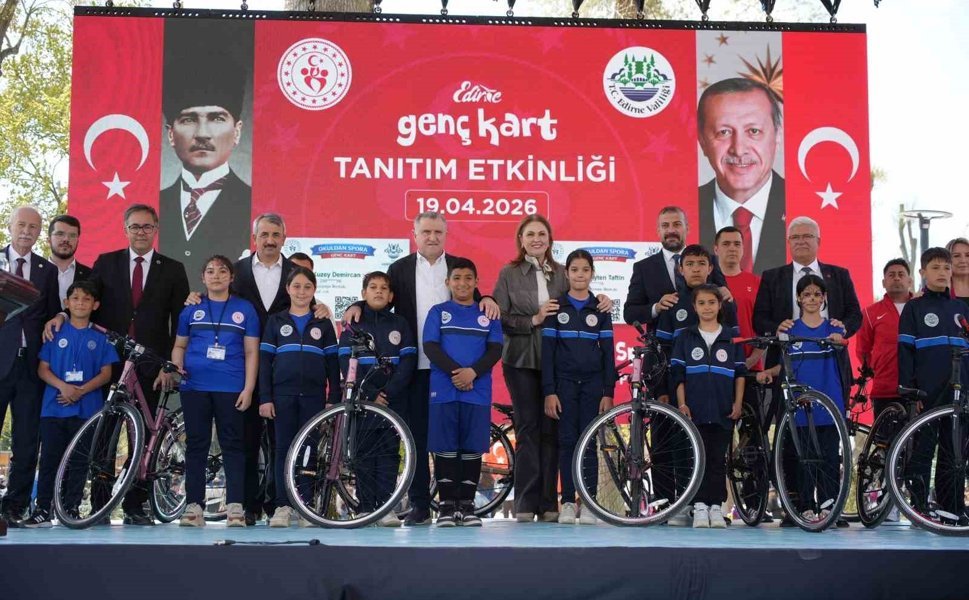 Bakan Bak: 'Lütfen çocuklarınızla konuşun, çocuklarınıza sarılın, çocuklarınıza sevginizi aktarın'