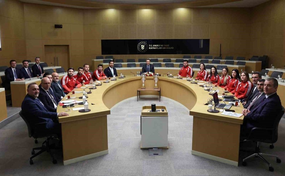 Bakan Bayraktar, milli güreşçileri ağırladı