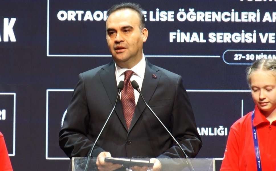 Bakan Kacır: 'Türk gençliği, tam bağımsız ve müreffeh Türkiye'yi kararlılıkla inşa edecektir'