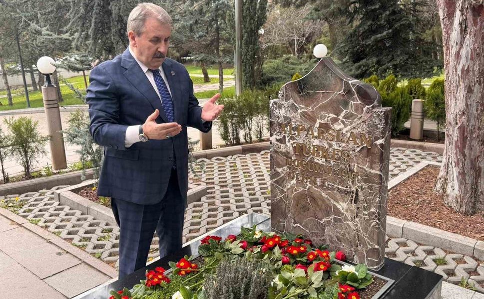BBP Genel Başkanı Destici: 'Merhum Alparslan Türkeş'i vefatının 29'uncu sene-i devriyesinde kabri başında rahmetle yad ediyorum'