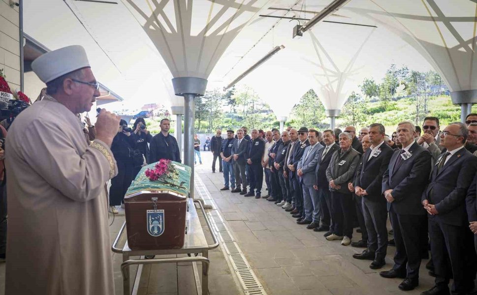 CHP Genel Başkanı Özel, gazeteci Yıldırım'ın cenaze törenine katıldı