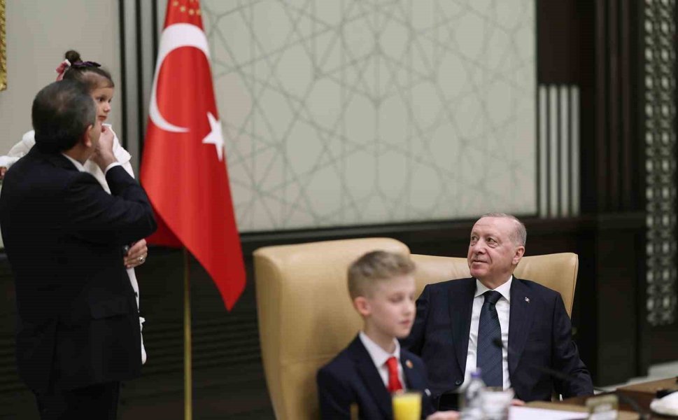 Cumhurbaşkanı Erdoğan, 23 Nisan'da koltuğunu Civan Boran'a devretti