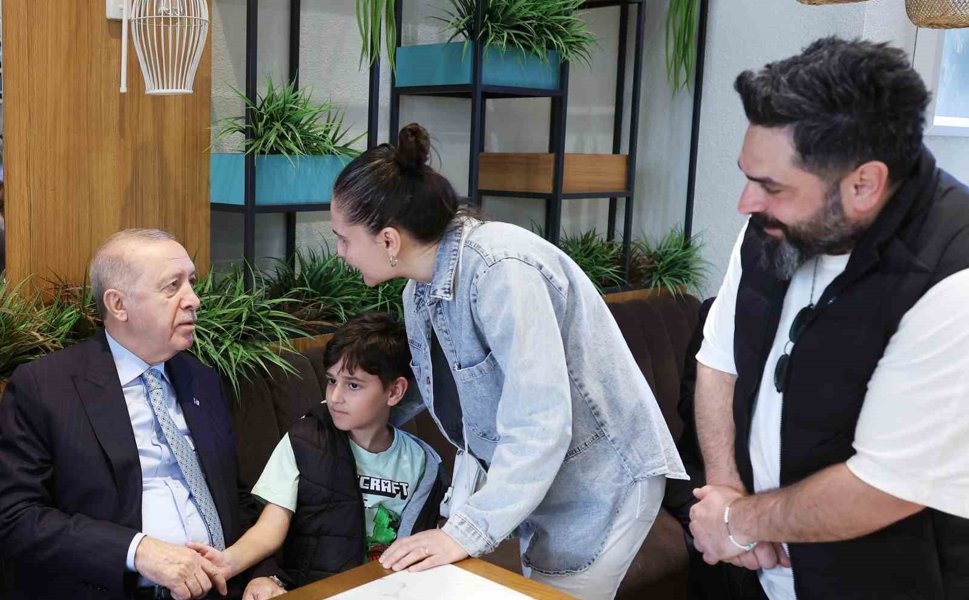 Cumhurbaşkanı Erdoğan, vatandaşlarla kafede sohbet etti
