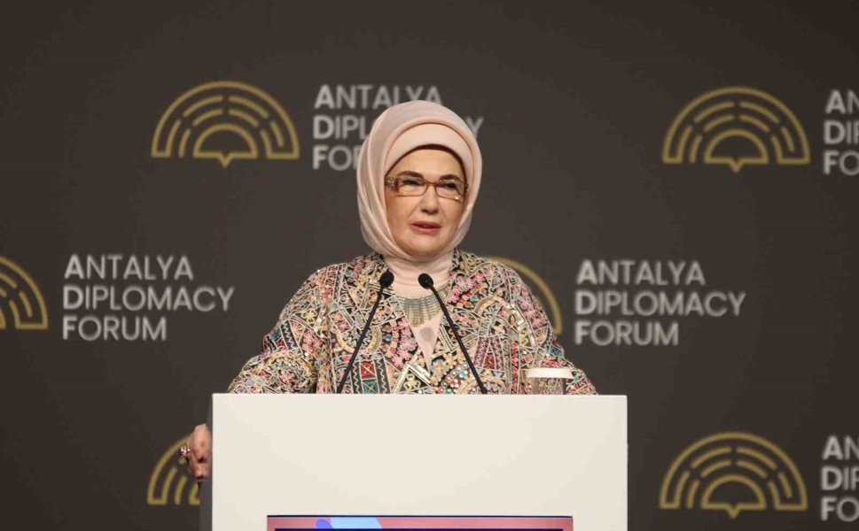 Emine Erdoğan: 'Çocuklarımız için şiddeti özendiren ve sıradanlaştıran ne varsa, hangi mecrada ve ne kılıkta olursa olsun kararlılıkla mücadele etmek zorundayız'