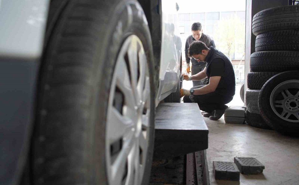 Kış lastiği zorunluluğu bitti, değişim mesaisi başladı: 'Sıcaklar artmadan yaz lastiklerine geçiş yapılmalı'