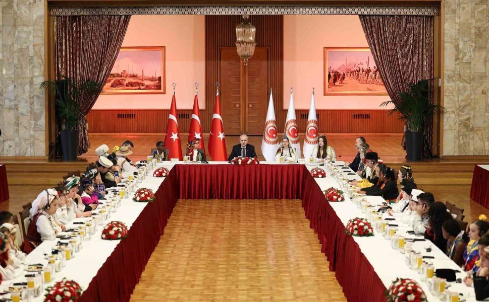 TBMM Başkanı Kurtulmuş 26 ülkeden gelen dünya çocuklarını TBMM Tören Salonu'nda kabul etti