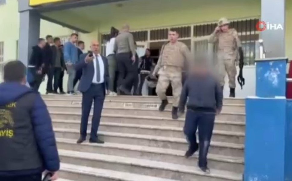Siverek'te Lisede Silahlı Saldırı: 16 Kişi Yaralandı, Saldırgan İntihar Etti