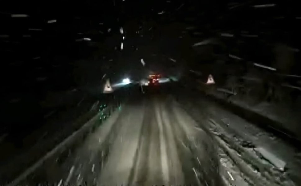 Ani kar yağışı nedeniyle bazı yollar ulaşıma kapatıldı