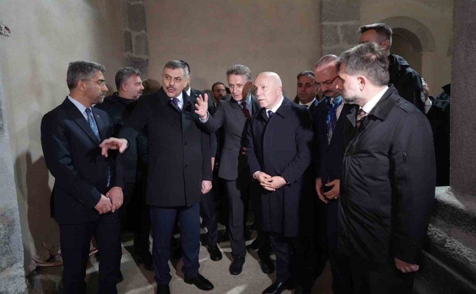 Bakan Çiftçi, Erzurum'da restorasyonu devam eden Fetih Camii'ni inceledi