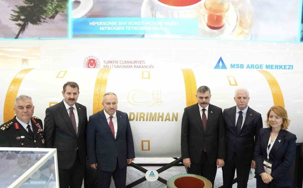 Bakan Çiftçi, SAHA EXPO'da yerli ve milli ürünleri inceledi