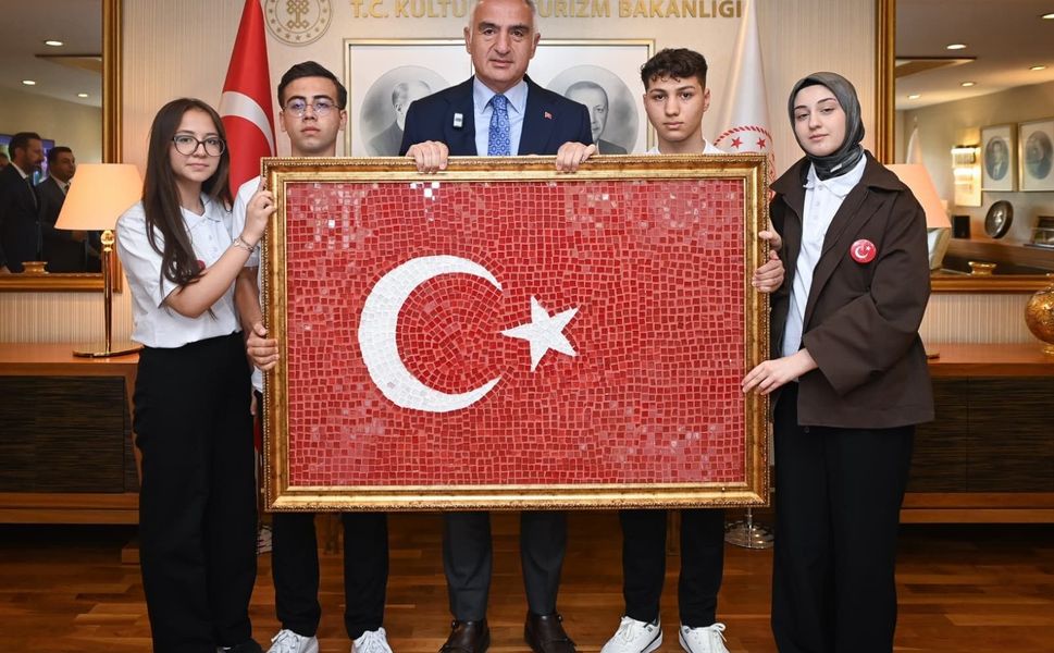 Bakan Ersoy, 19 Mayıs'ta genç sanatçıları bakanlıkta ağırladı