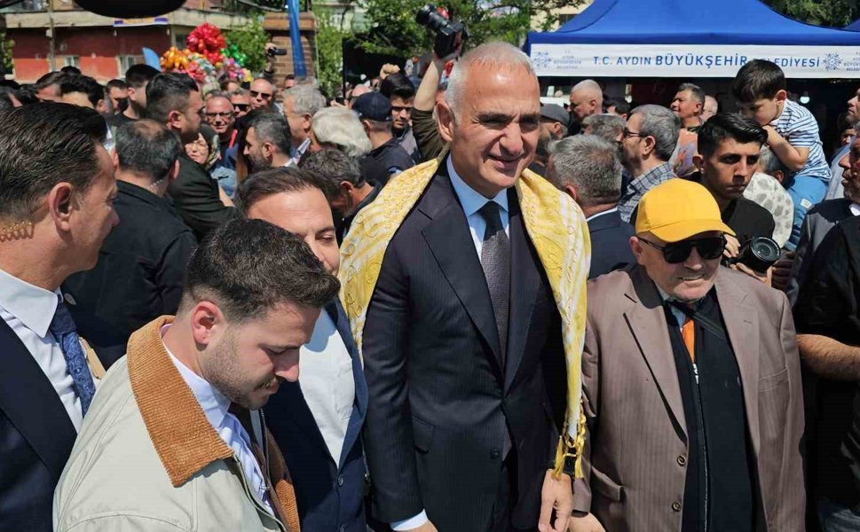 Bakan Ersoy Nazilli'de festival açılışına katıldı
