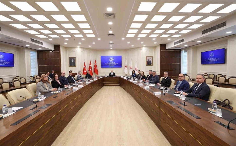 Bakan Işıkhan: 'Dönüşümü yöneten, çalışanı koruyan ve insan odaklı bir yaklaşımı merkeze alan politikalar geliştirmek zorundayız'
