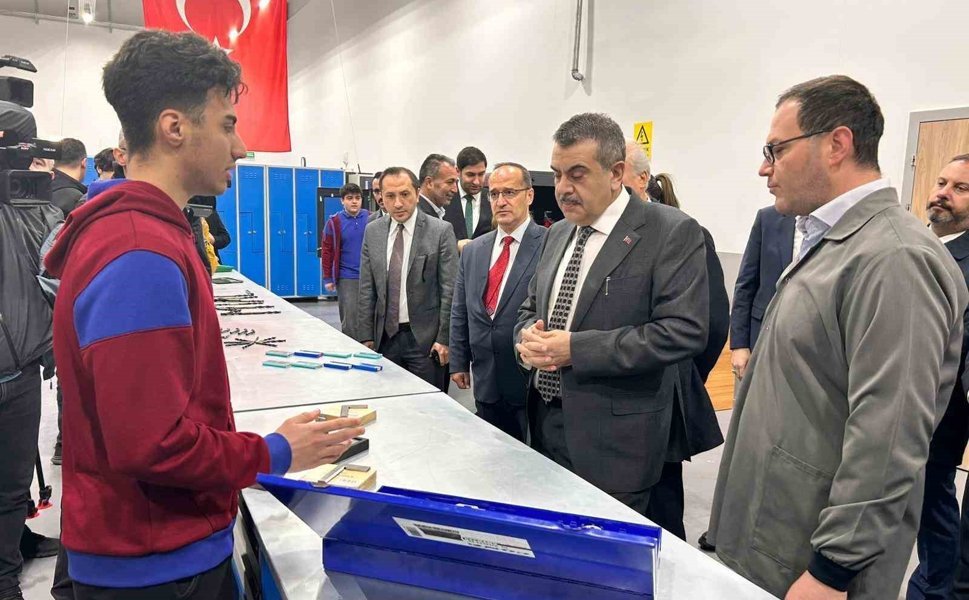 Bakan Tekin: 'Ortaokullardan itibaren çocuklarımızın yeteneklerine göre ortaöğretim kurumu tercih edebilecekleri bir mekanizma oluşturduk'