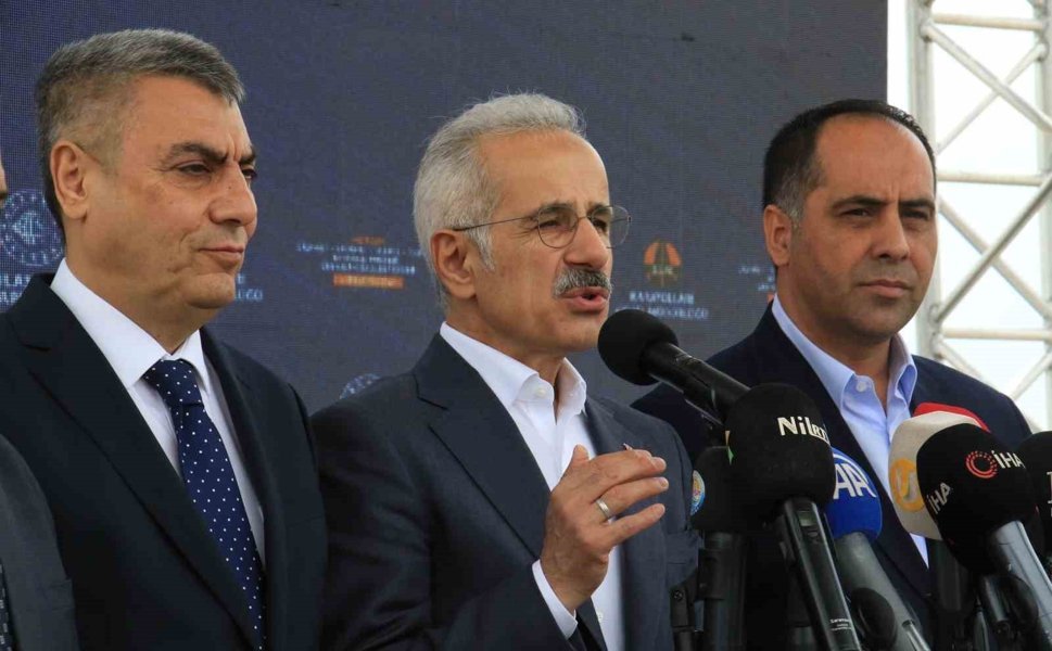 Bakan Uraloğlu duyurdu:'Çeşmeli-Kızkalesi Otoyolunda ilk kısım temmuz ayında açılacak'
