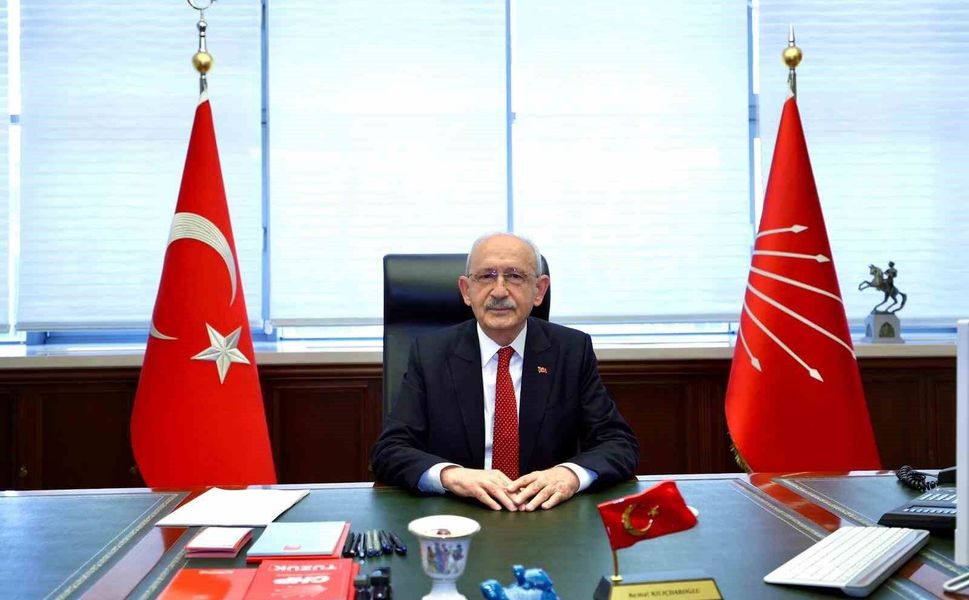 CHP Genel Başkanı Kemal Kılıçdaroğlu, genel başkanlık makamında çalışmalara başladı.