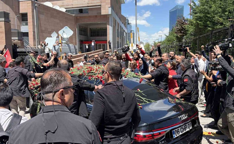 CHP Genel Başkanı Kılıçdaroğlu, Genel Merkez'de çiçeklerle karşılandı