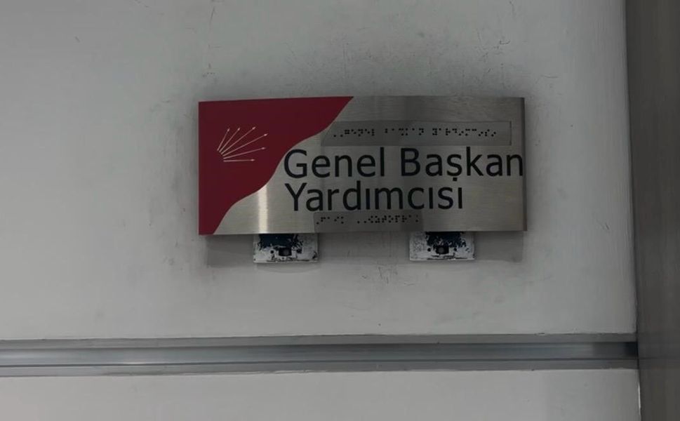 CHP'de tahliye sonrası temizlik çalışmaları devam ediyor