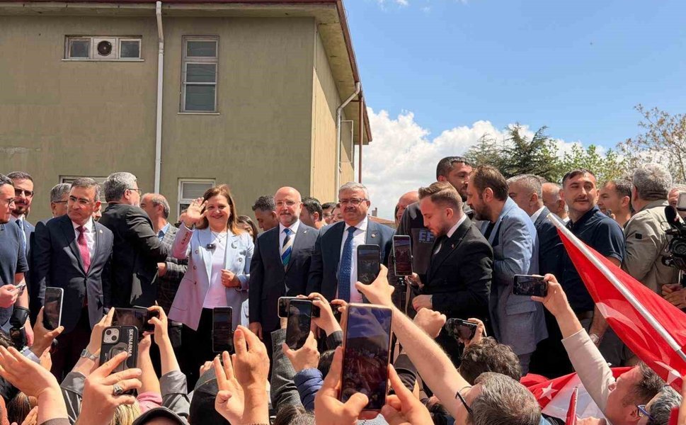 CHP'den AK Parti'ye geçen Başkan Köksal vatandaşlara seslendi: 'Afyonkarahisarımızı yeniden inşa etmek için memleketime Adalet ve Kalkınma Partisi'nde hizmet etmeye devam edeceğim'