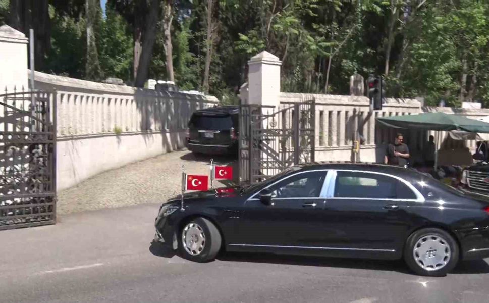 Cumhurbaşkanı Erdoğan anne ve babasının kabirlerini ziyaret etti
