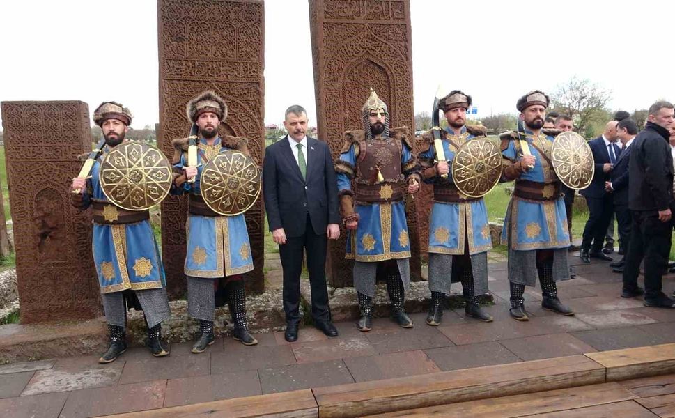 İçişleri Bakanı Mustafa Çiftçi, Ahlat'ta Selçuklu Mezarlığını ziyaret etti