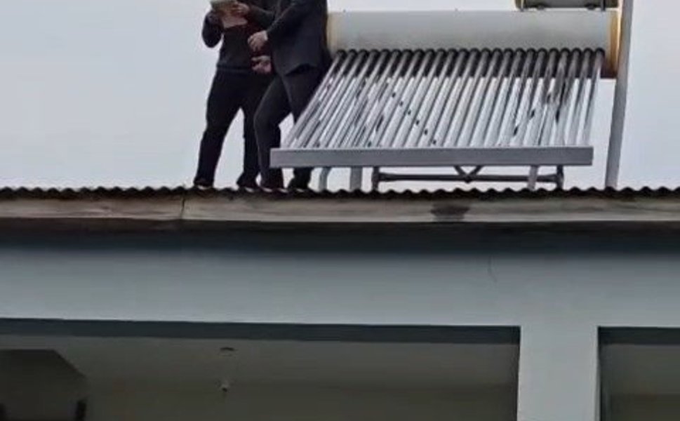 Köy ziyaretinde dikkat çeken anlar: Çatıda başlayan sohbet üyelikle sonuçlandı