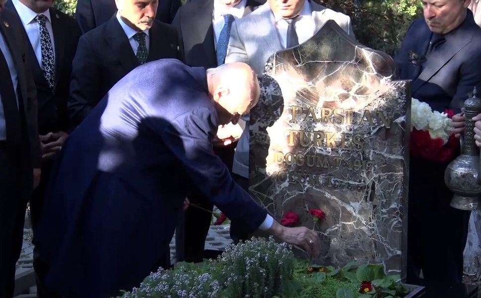 MHP lideri Bahçeli, Merhum Türkeş'in kabrini ziyaret etti