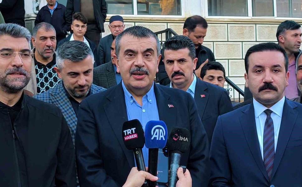 Milli Eğitim Bakanı Yusuf Tekin bayram namazını baba ocağı Uzundere'de kıldı