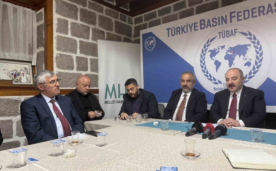 Mustafa Varank: 'Şu anda partinin bütün dizaynını Özgür Özel'e göre yapıyorlar'