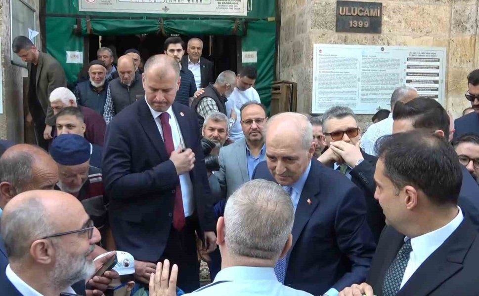 Numan Kurtulmuş cuma namazında Ulu Cami'de vatandaşlarla saf tuttu