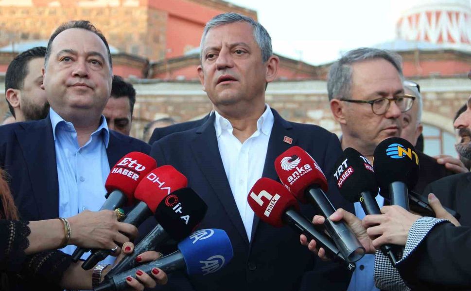 Özgür Özel bayram namazını memleketi Manisa'da kıldı