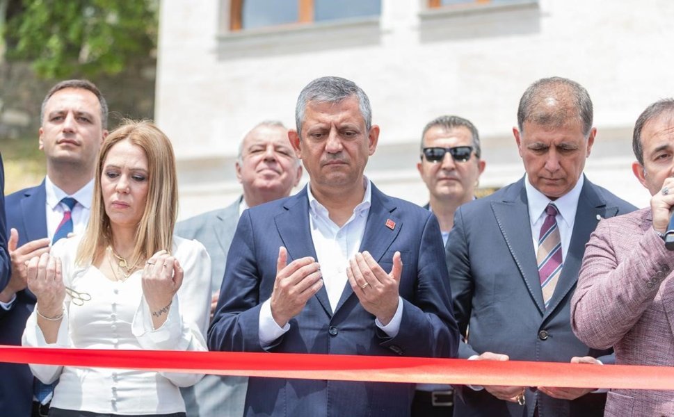 Özgür Özel Bornova'da toplu açılış törenlerine katıldı