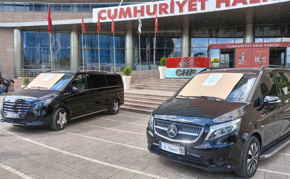 Özgür Özel döneminde CHP'ye tahsis edildiği iddia edilen iki araç 'Haram parayla alınmıştır' yazısıyla sergilendi