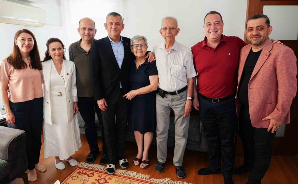Özgür Özel'den Anneler Günü'nde duygu dolu ziyaret