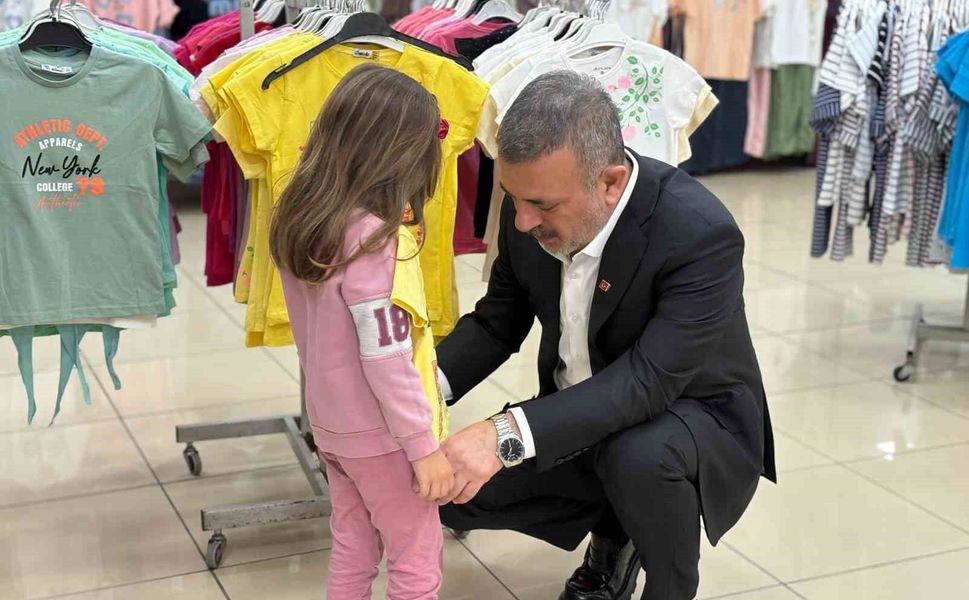 Sincan Belediye Başkanı Murat Ercan çocuklara bayramlık hediye etti