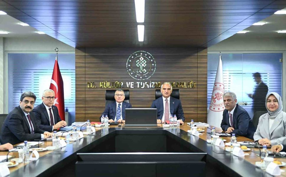 Bakan Ersoy: 'Sivas'ın turizm potansiyelini daha da ileri taşıyacak yol haritasını değerlendirdik'