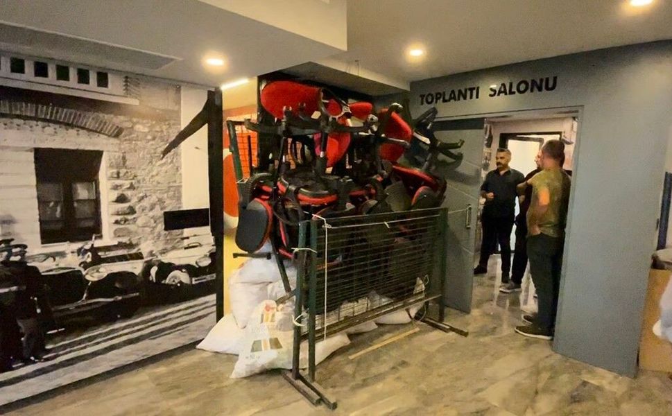 CHP Bursa İl Başkanı Yeşiltaş'ın görevden alınıp yerine Turgut Özkan'ın gelmesi üzerine partililer il binası girişine barikat kurdu