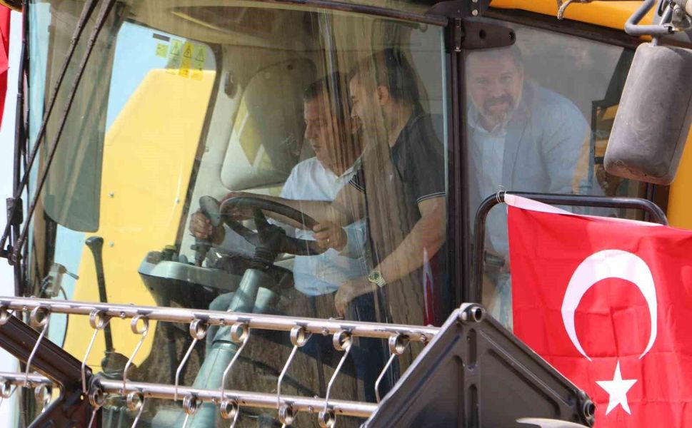 CHP Grup Başkanı Özel, Diyarbakır'da biçerdöverle buğday biçti