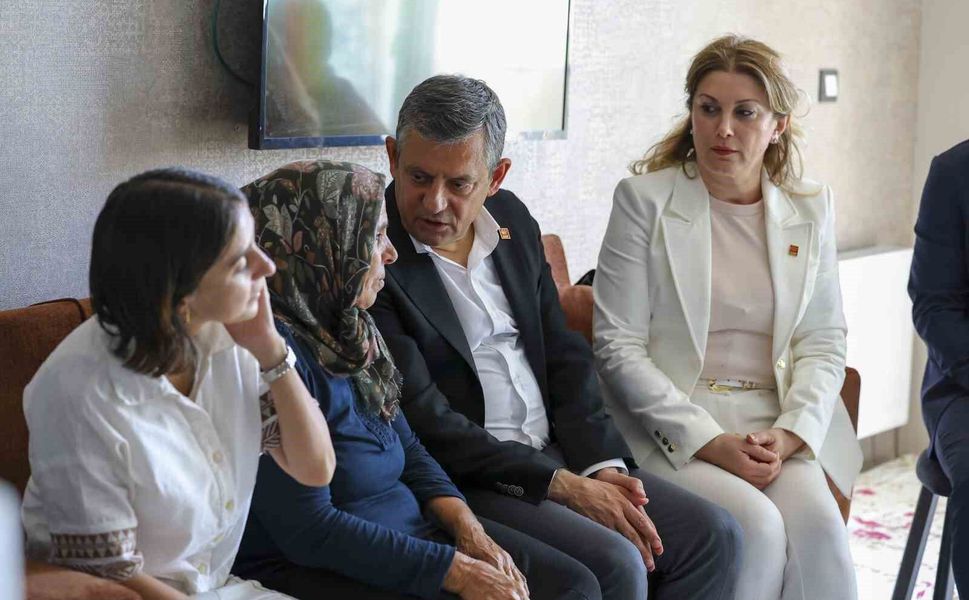 CHP Grup Başkanı Özel, Diyarbakır'da Gülistan Doku'nun ailesiyle görüştü