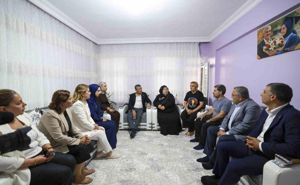 CHP Grup Başkanı Özel, Rojin Kabaiş'in ailesini ziyaret etti