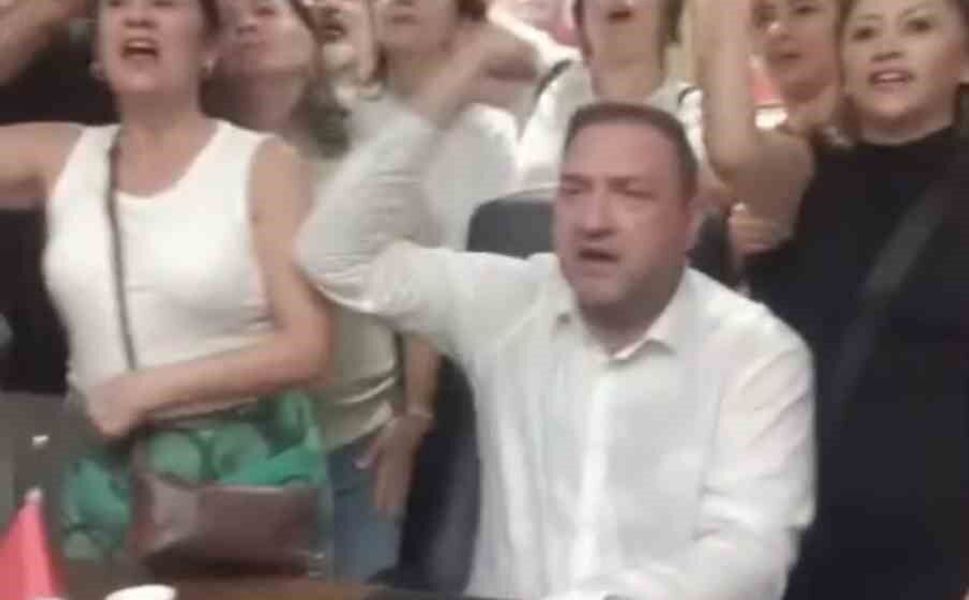 CHP İzmir'de olaylı gece: Gümrükçü il binasına girdi, taraflar arasında arbede çıktı