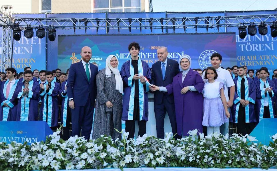 Cumhurbaşkanı Erdoğan, torunu Ömer Tayyip Erdoğan'a diplomasını takdim etti