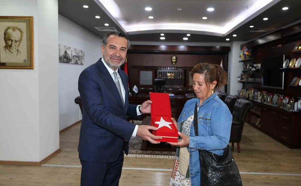Halk otobüsündeki bayrağı silen kadına Başkan Şerifoğulları'ndan anlamlı hediye