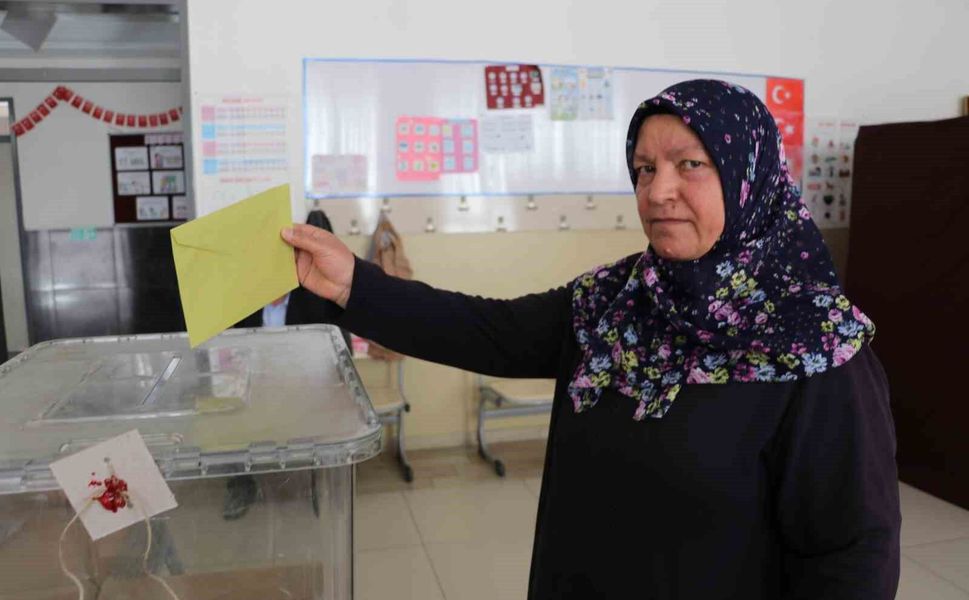 Kalp krizi geçirerek hayatını kaybetmişti, mahalle yeni muhtarını seçmek için sandık başına gitti